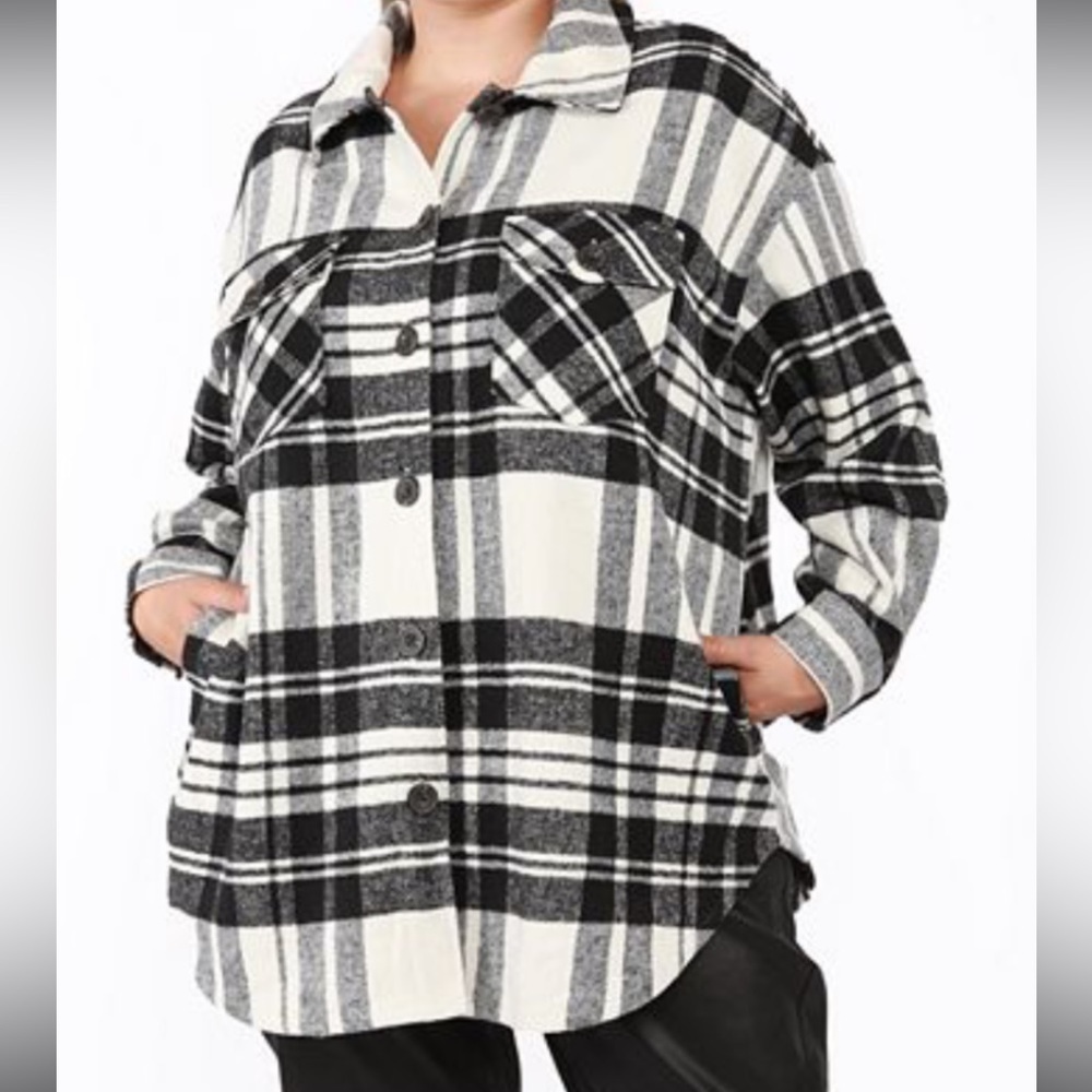 Black tape size medium Shacket black-and-white with pockets